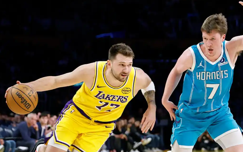 开云体育-惨败黄蜂18分，湖人5战4负排西部第5，东契奇空砍39分，老詹29+9